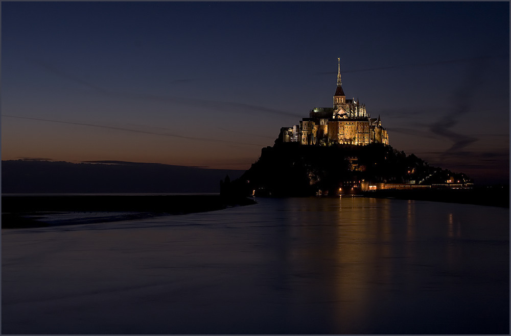 Le Mont-Saint-Michel in der Dämmerung