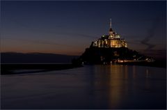 Le Mont-Saint-Michel in der Dämmerung