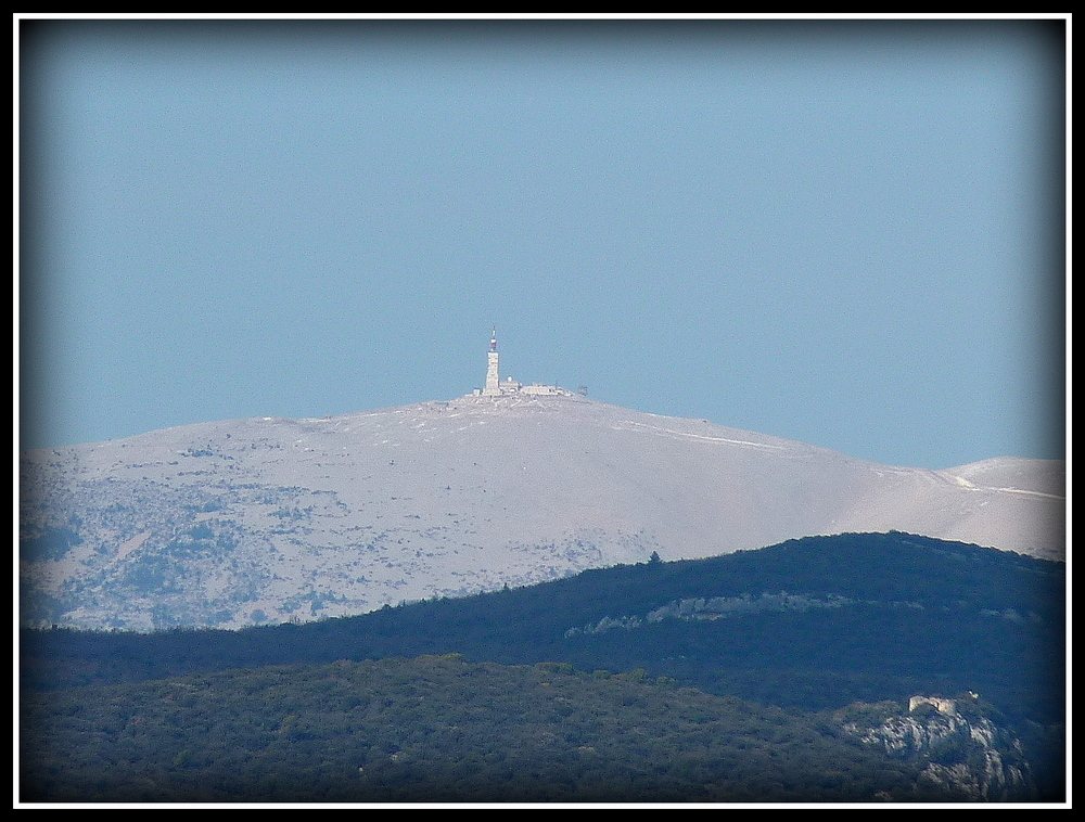 Le Mont Ventoux à 30 km.