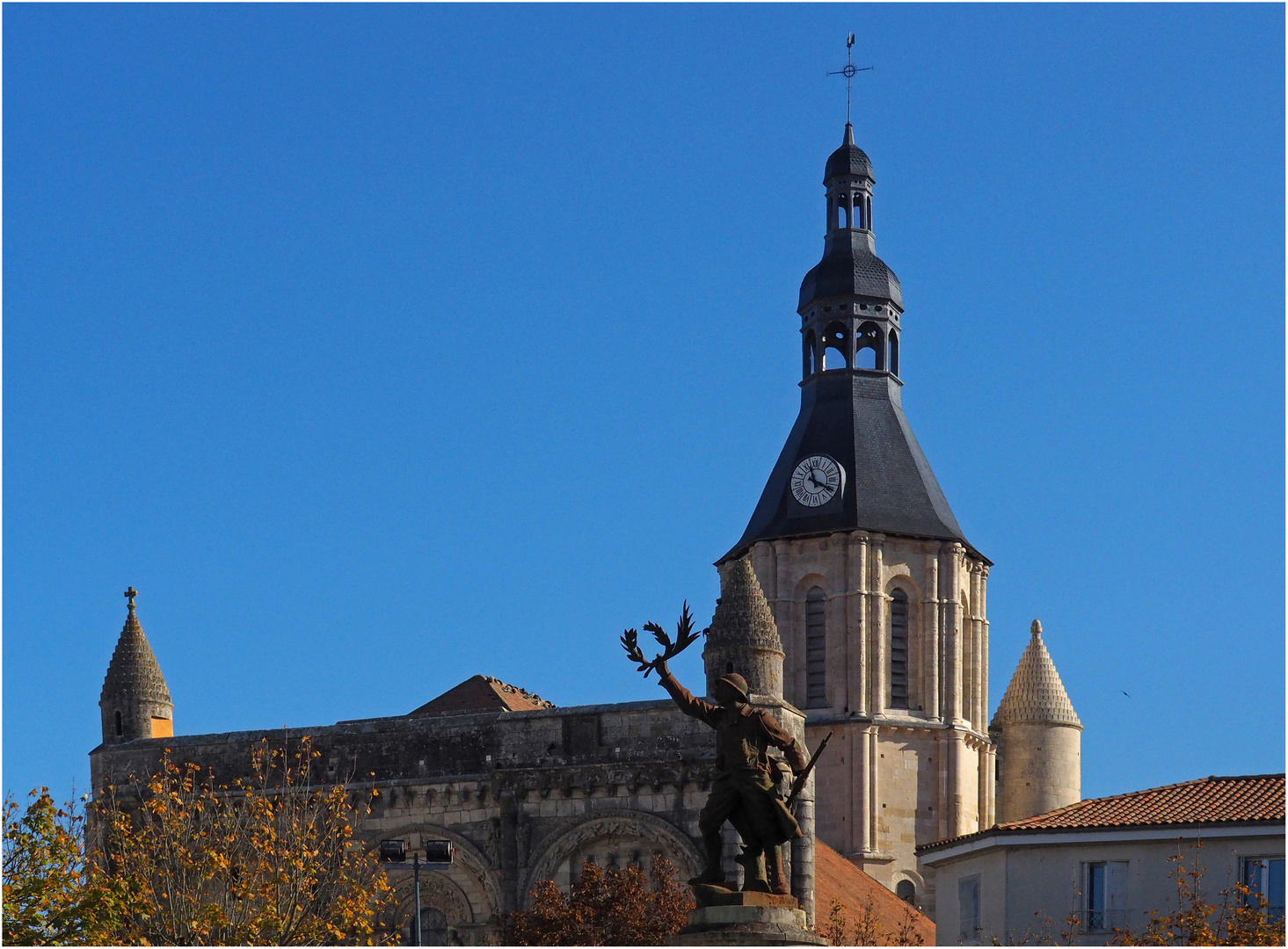 Le Monument aux morts et l’Eglise Saint-Nicolas