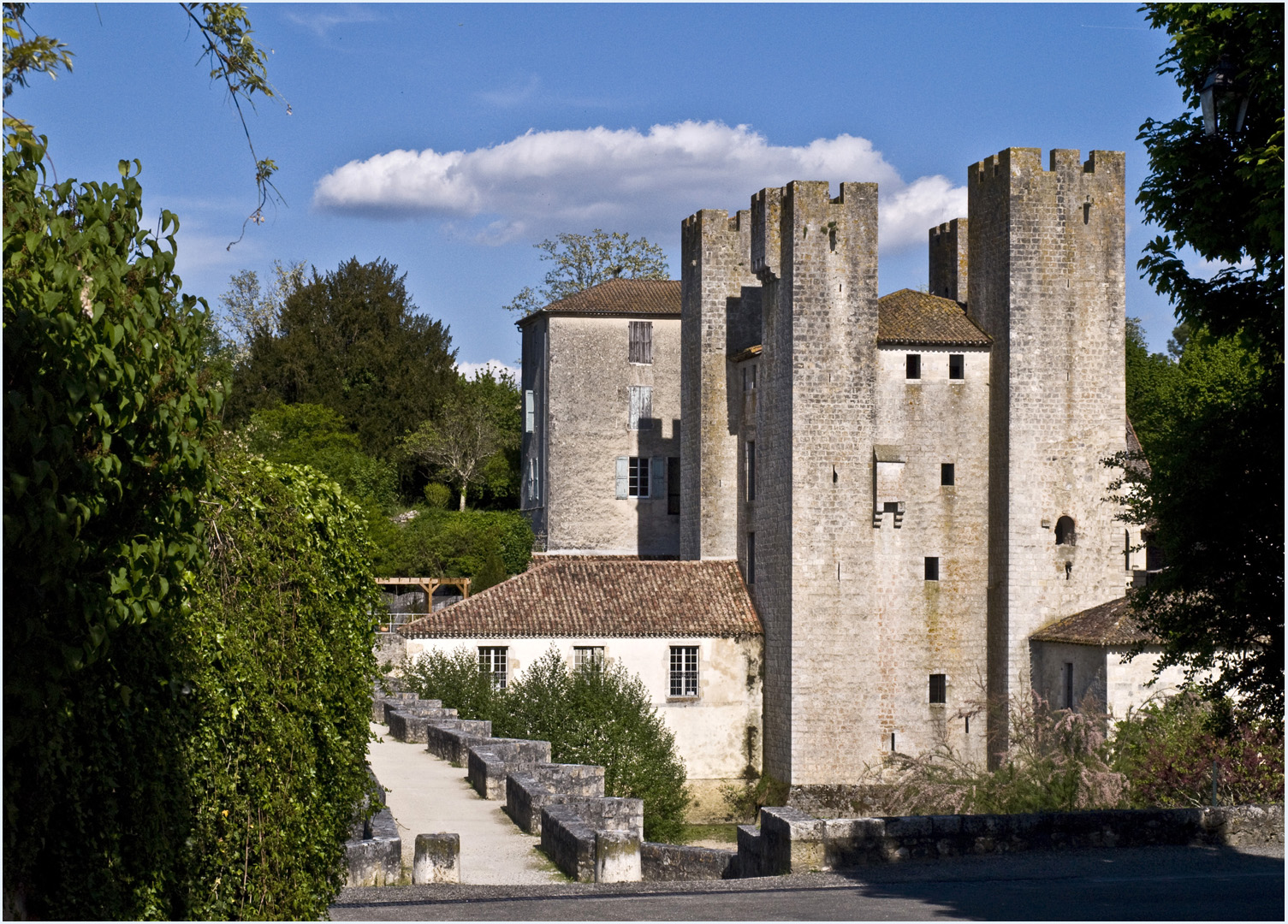 Le Moulin des Tours et le Pont roman de Barbaste LotetGaronne