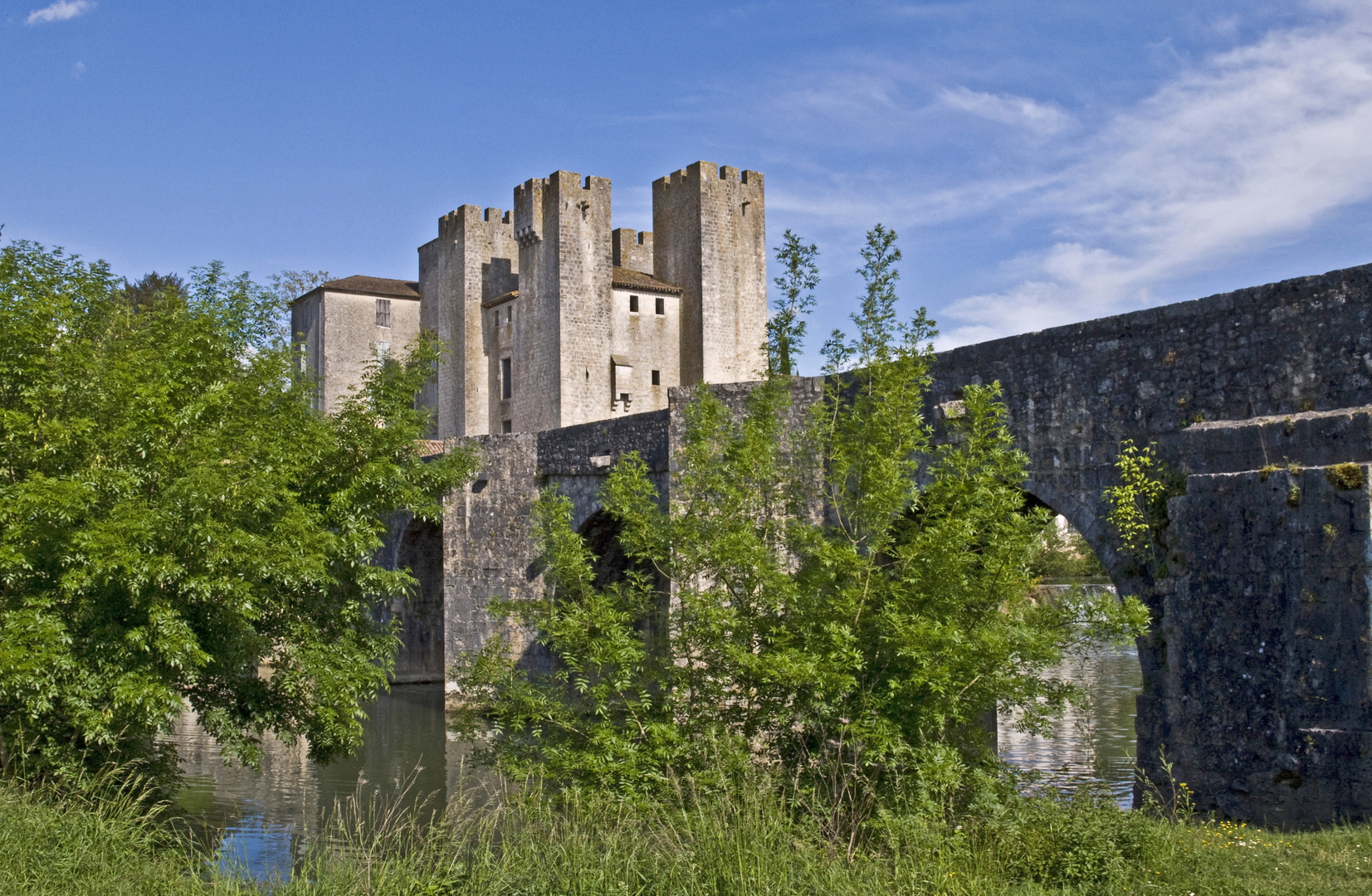 Le Moulin des Tours et le pont roman sur la Gélise