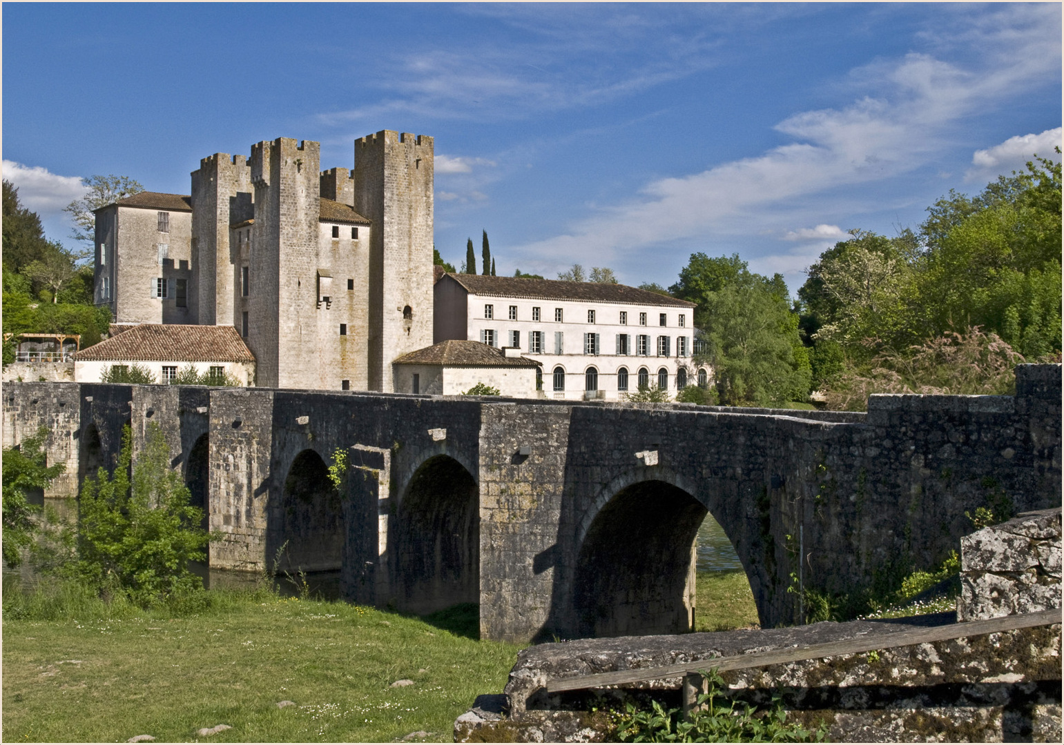 Le moulin fortifié de Barbaste (Lot-et- Garonne) et le Pont Roman sur la Gélise