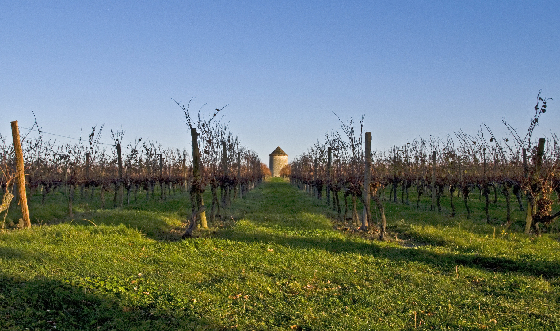 Le moulin sans ailes du Château de Mons en novembre