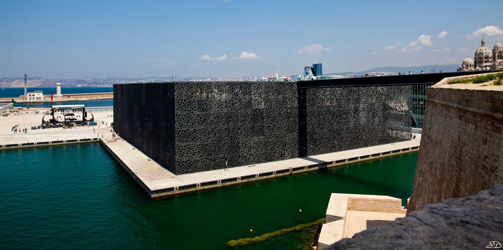 Le MUCEM et la passerelle du Fort Saint Jean .