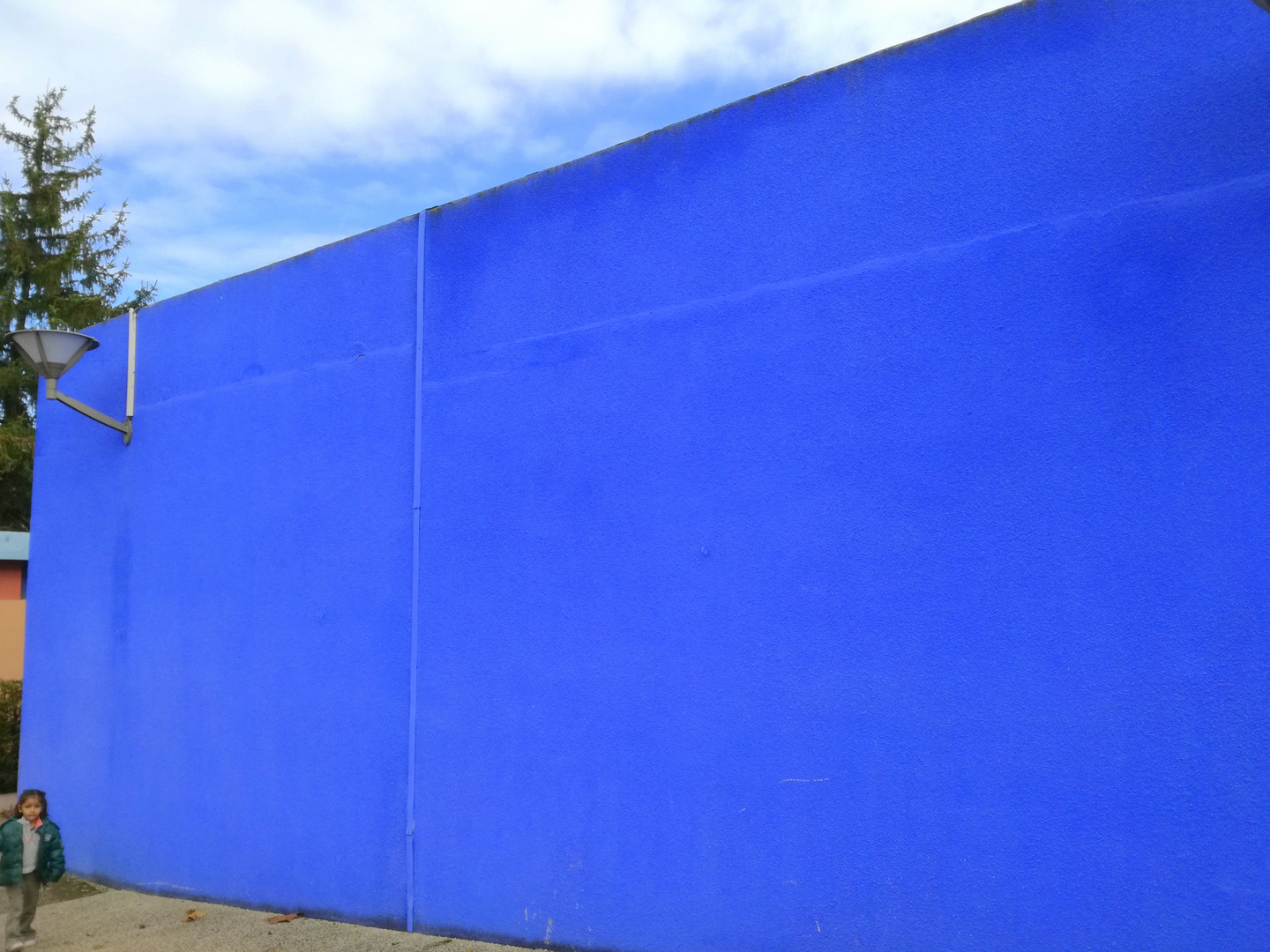 Le mur bleu ....