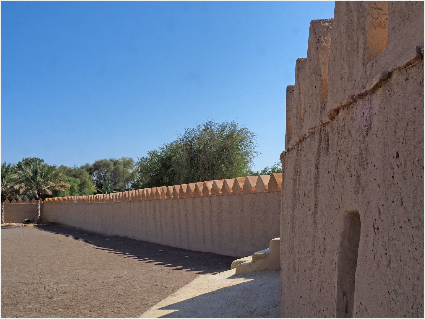 Le mur d'enceinte vu de la cour intérieure