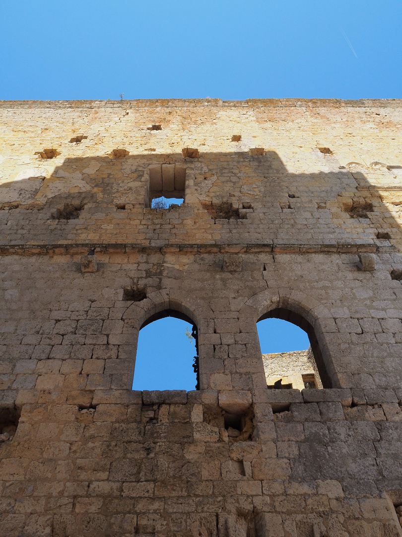 Le mur est en ruine du Château de Larressingle