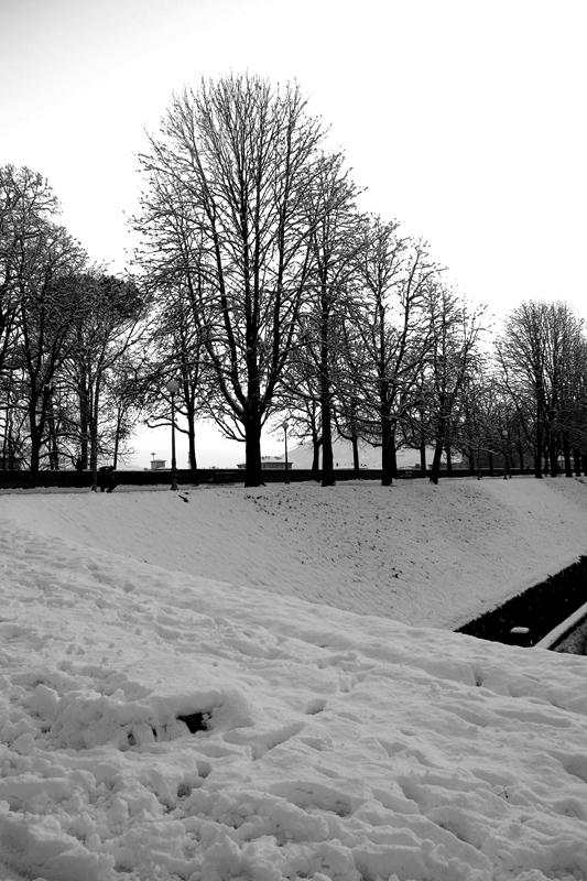 le mura con la neve lucca