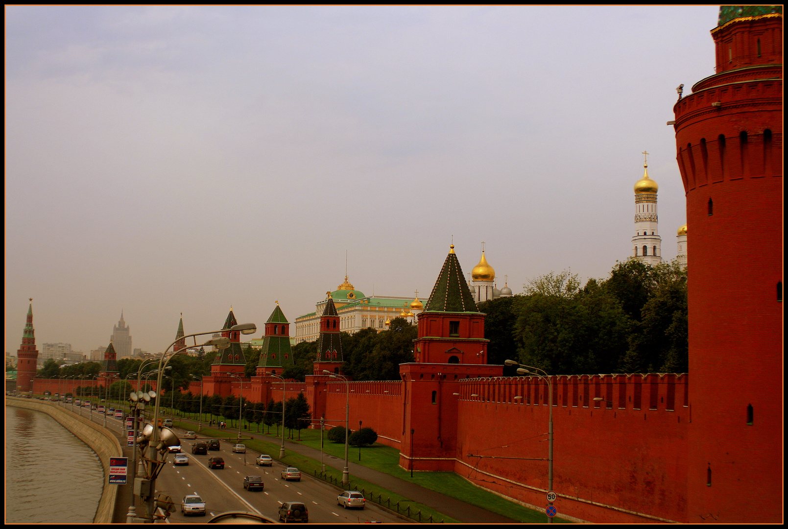 Le mura del Cremlino lungo la Moscova....