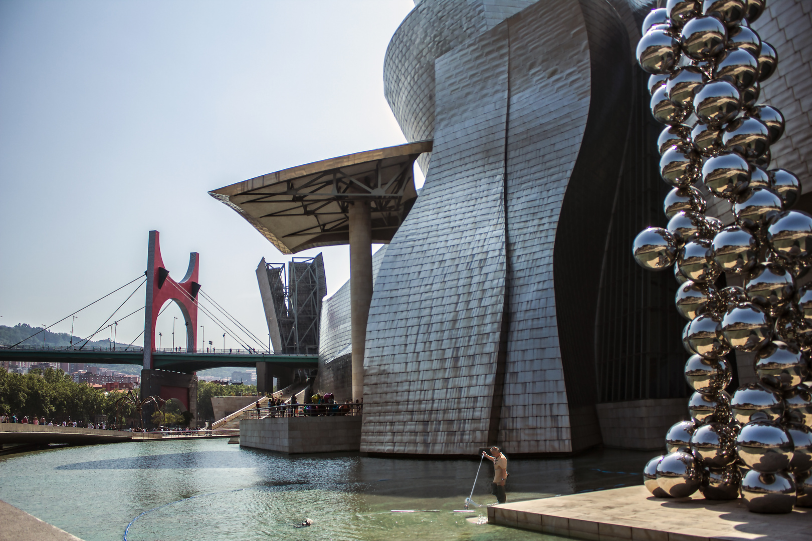 Le musée Guggenheim de Bilbao et le balayeur