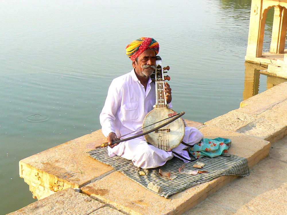 Le musicien du lac (2) Au bord du lac de Jaisalmer au lever du jour .