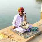 Le musicien du lac (2) Au bord du lac de Jaisalmer au lever du jour .