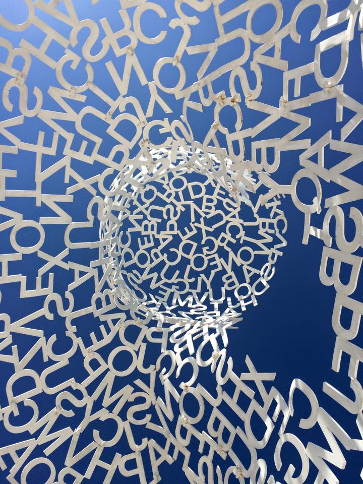 Le Nomade de Jaume Plensa veille sur le port d'Antibes