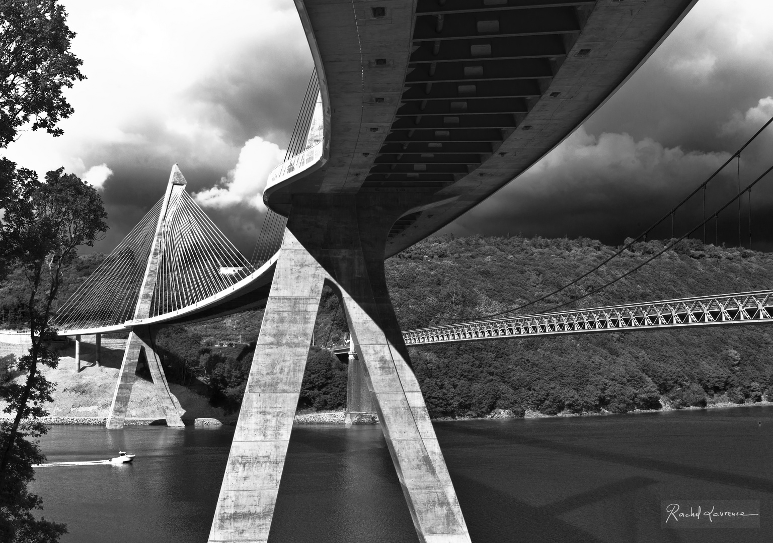 Le nouveau pont de Terenez à côté de l'ancien à droite.