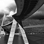 Le nouveau pont de Terenez à côté de l'ancien à droite.