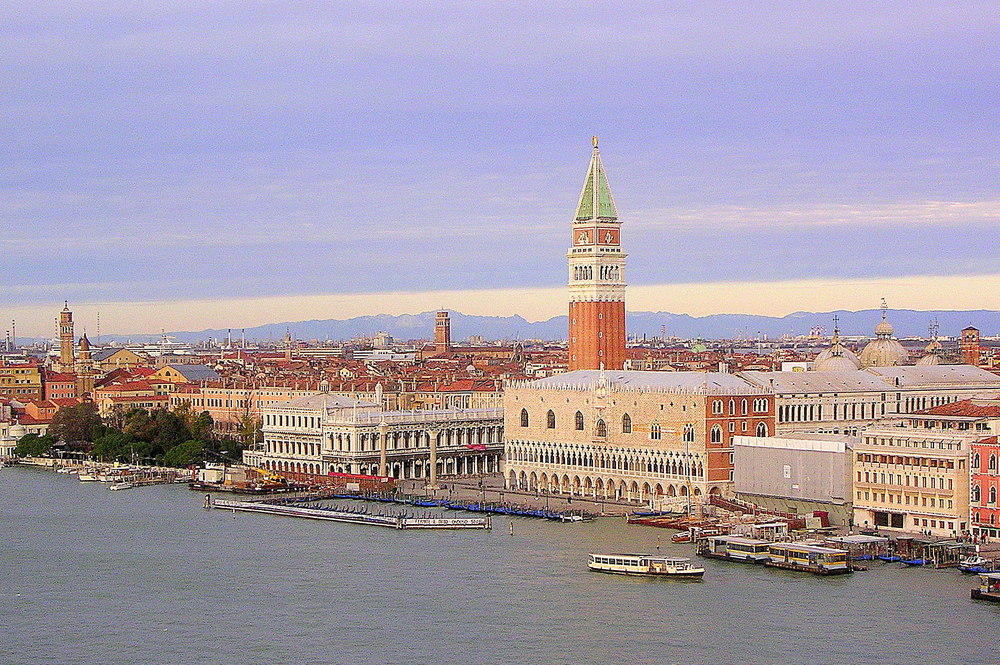 Le Palais des Doges et la Place Saint Marc .