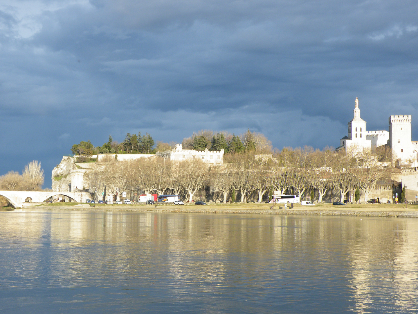 le Palais des Papes de l'autre côté du Rhône à Avignon