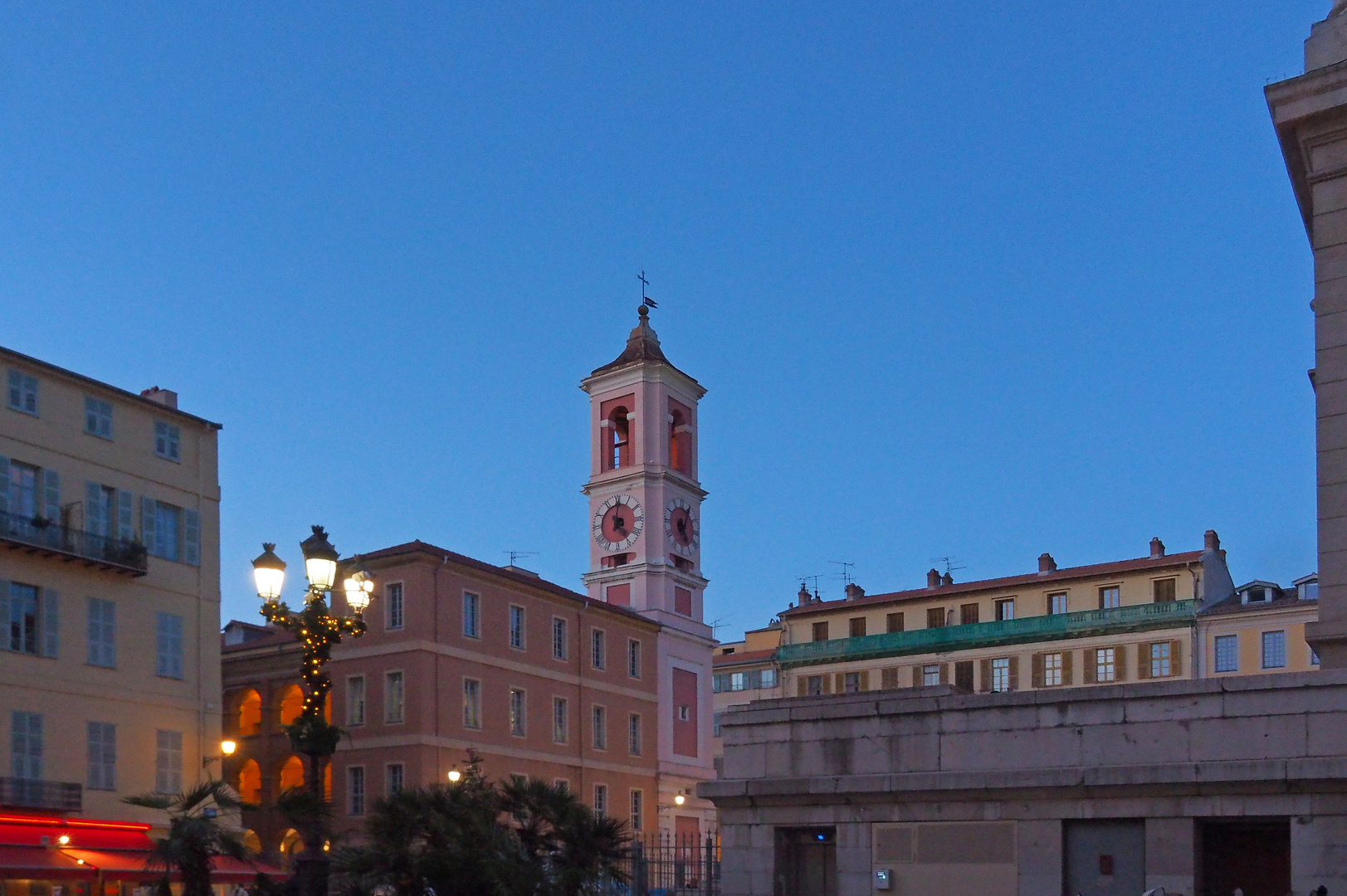 Le Palais Rusca et la Tour de l’Horloge à l’heure bleue