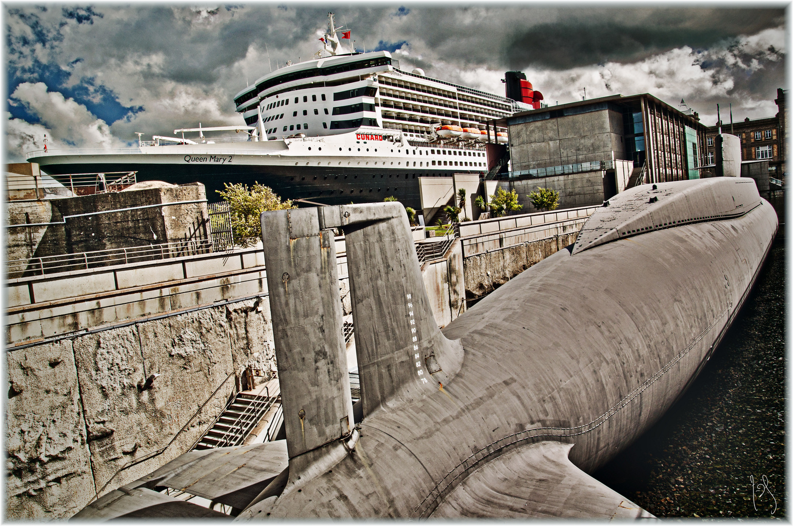 Le paquebot "Queen MARY II" et le sous-marin "Le Redoutable" (Cherbourg).