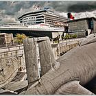 Le paquebot "Queen MARY II" et le sous-marin "Le Redoutable" (Cherbourg).