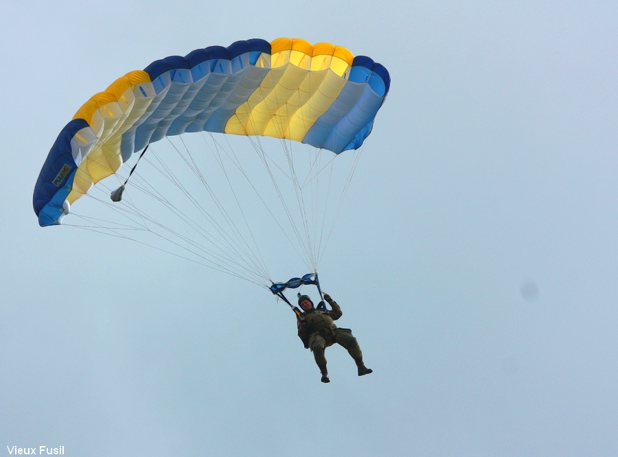 Le Parachutiste  sautant sur la Fière à Saint Mère-Eglise. Manche.