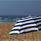 Le parasol bleu et blanc