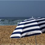 Le parasol bleu et blanc