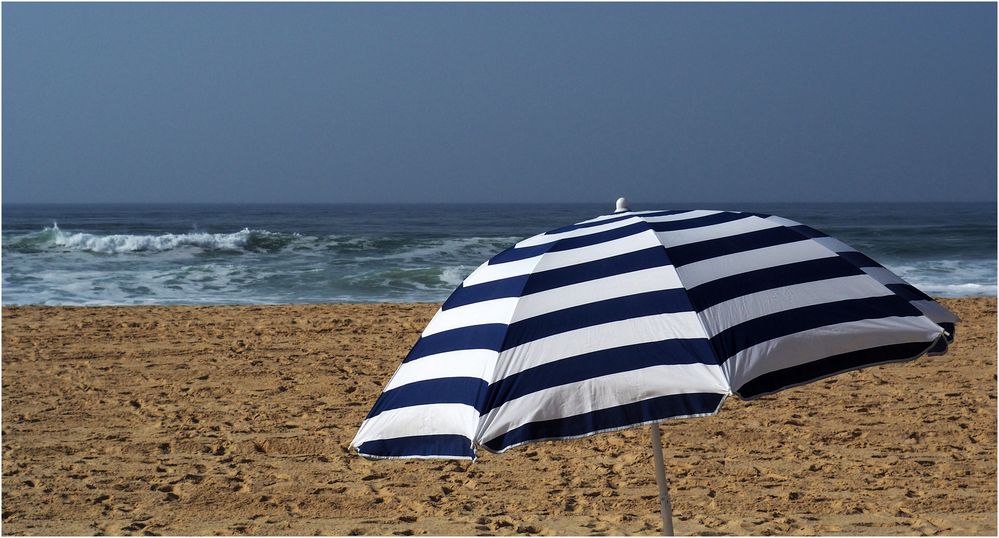 Le parasol bleu et blanc