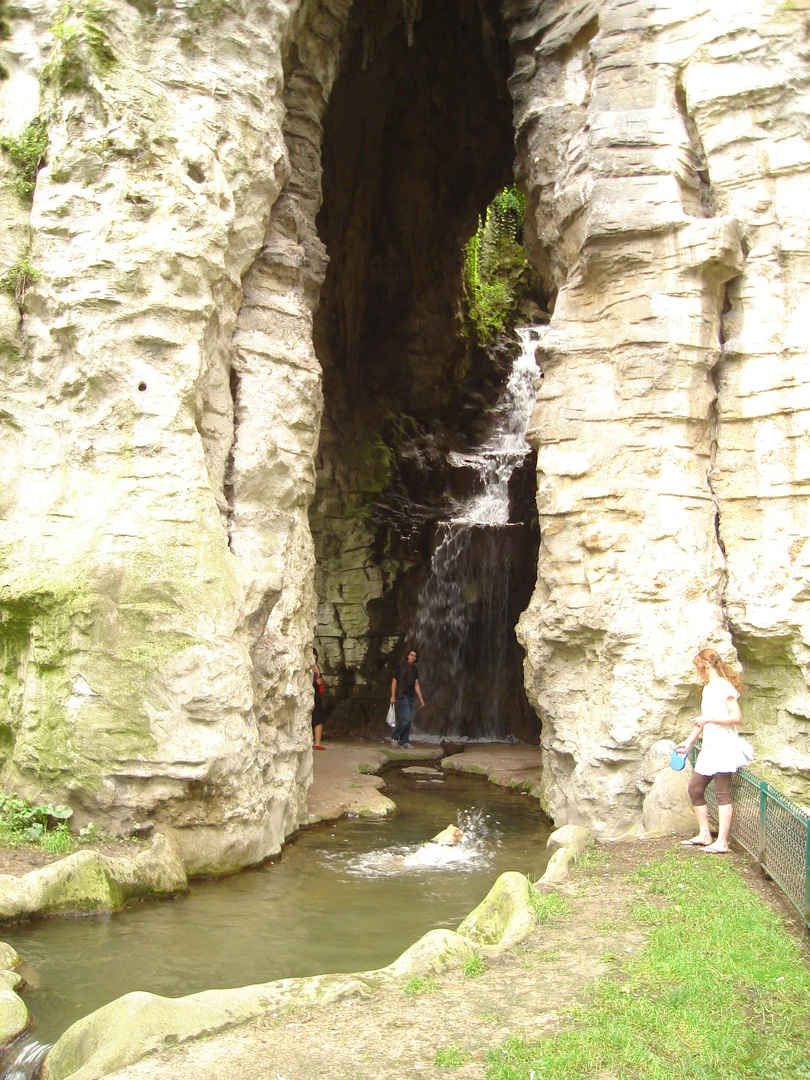 Le Parc des Buttes Chaumont " La grotte et sa cascade "