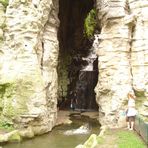 Le Parc des Buttes Chaumont " La grotte et sa cascade "