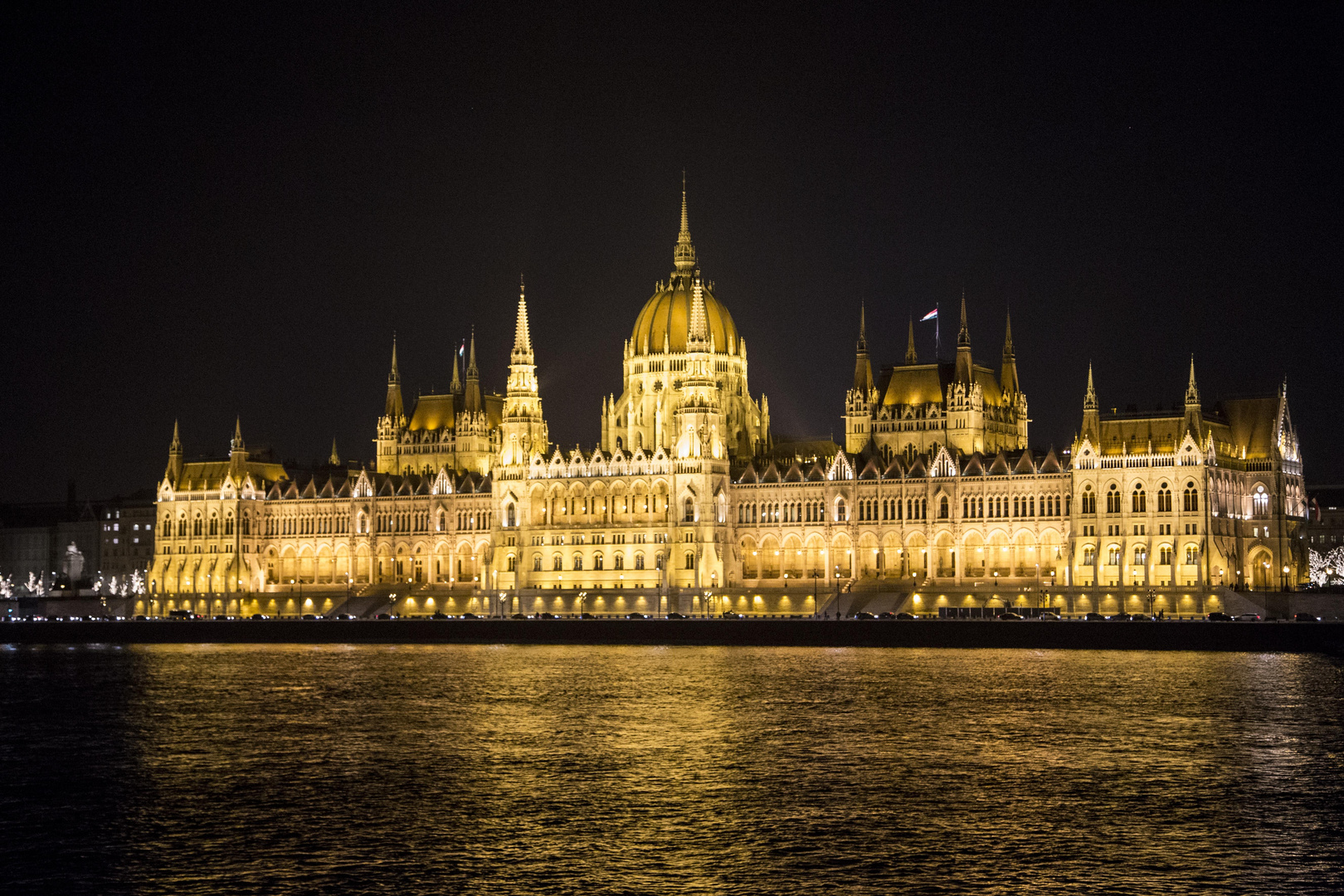 le parlement de Budapest vu de de nuit