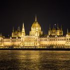 le parlement de Budapest vu de de nuit