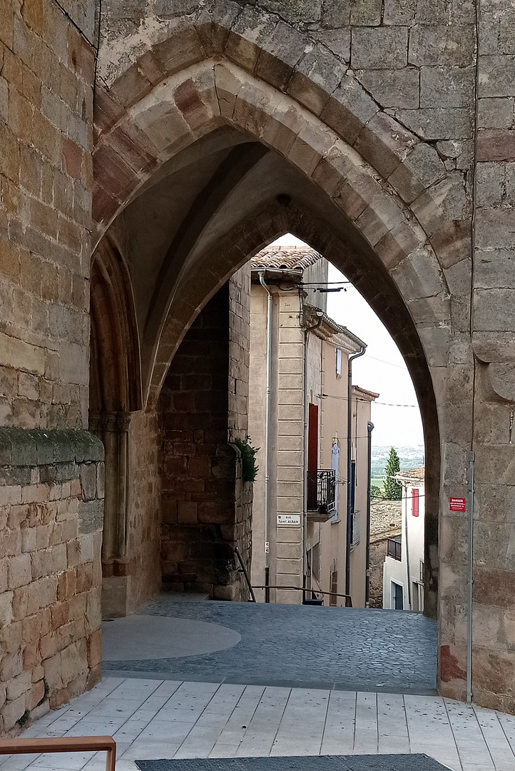 Le parvis de l'église du village.