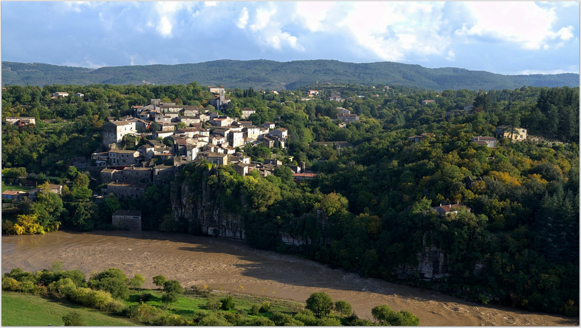 Le passage de l' Ardèche devant Balazuc