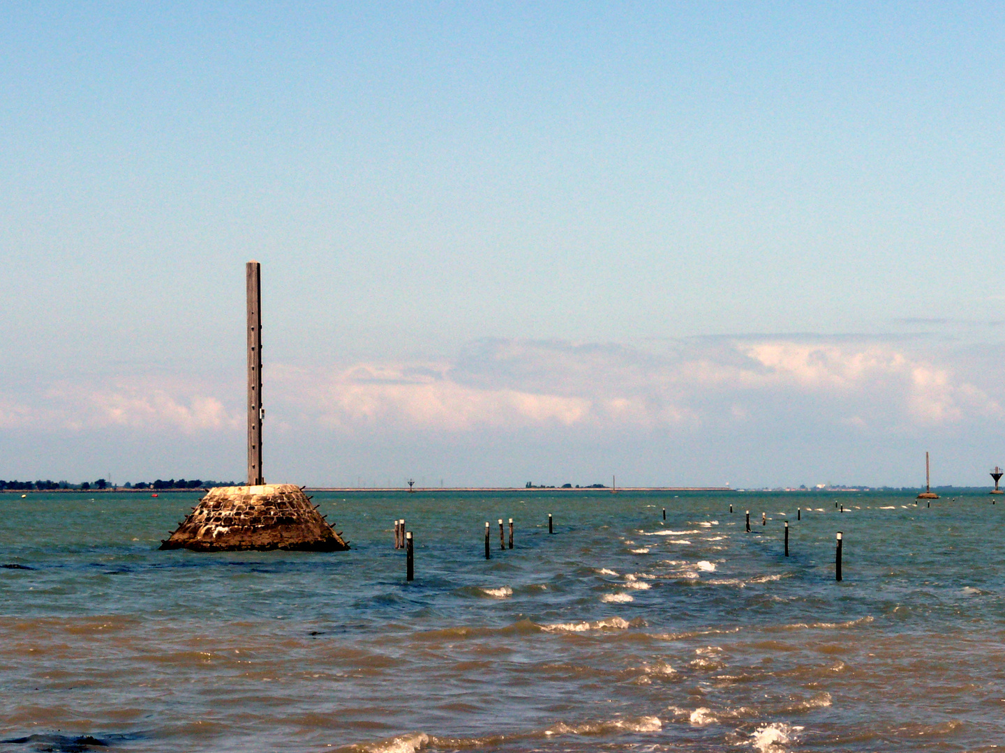 Le passage du Gois à Noirmoutier : chaussée submersible à marée haute.