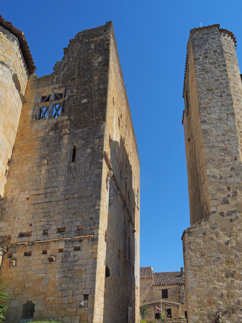 Le passage entre les ruines du château et l’Eglise St-Sigismond