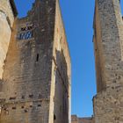 Le passage entre les ruines du château et l’Eglise St-Sigismond