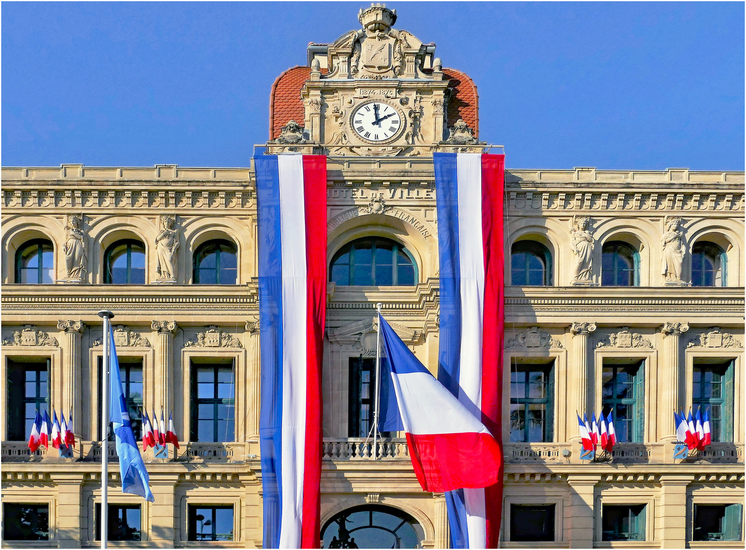 le pavoisement de la mairie ....