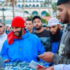 Le pêcheur avec sa proie du matin dans le port d'Alger