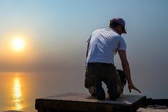 Le pecheur au bord de l'eau