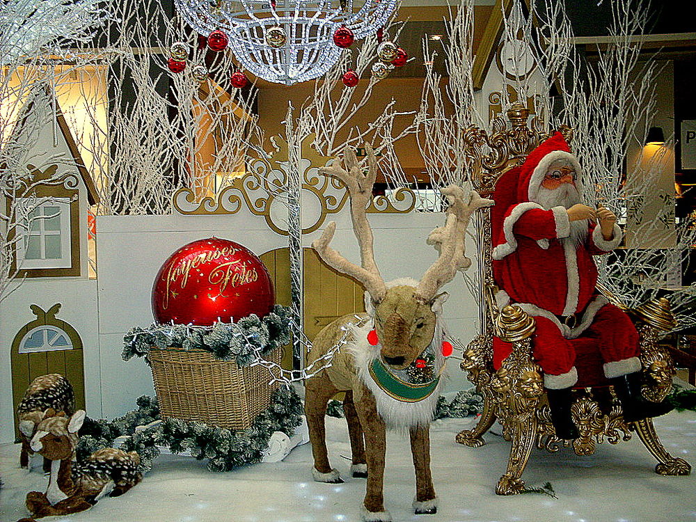 LE PERE NOEL EN VITRINE