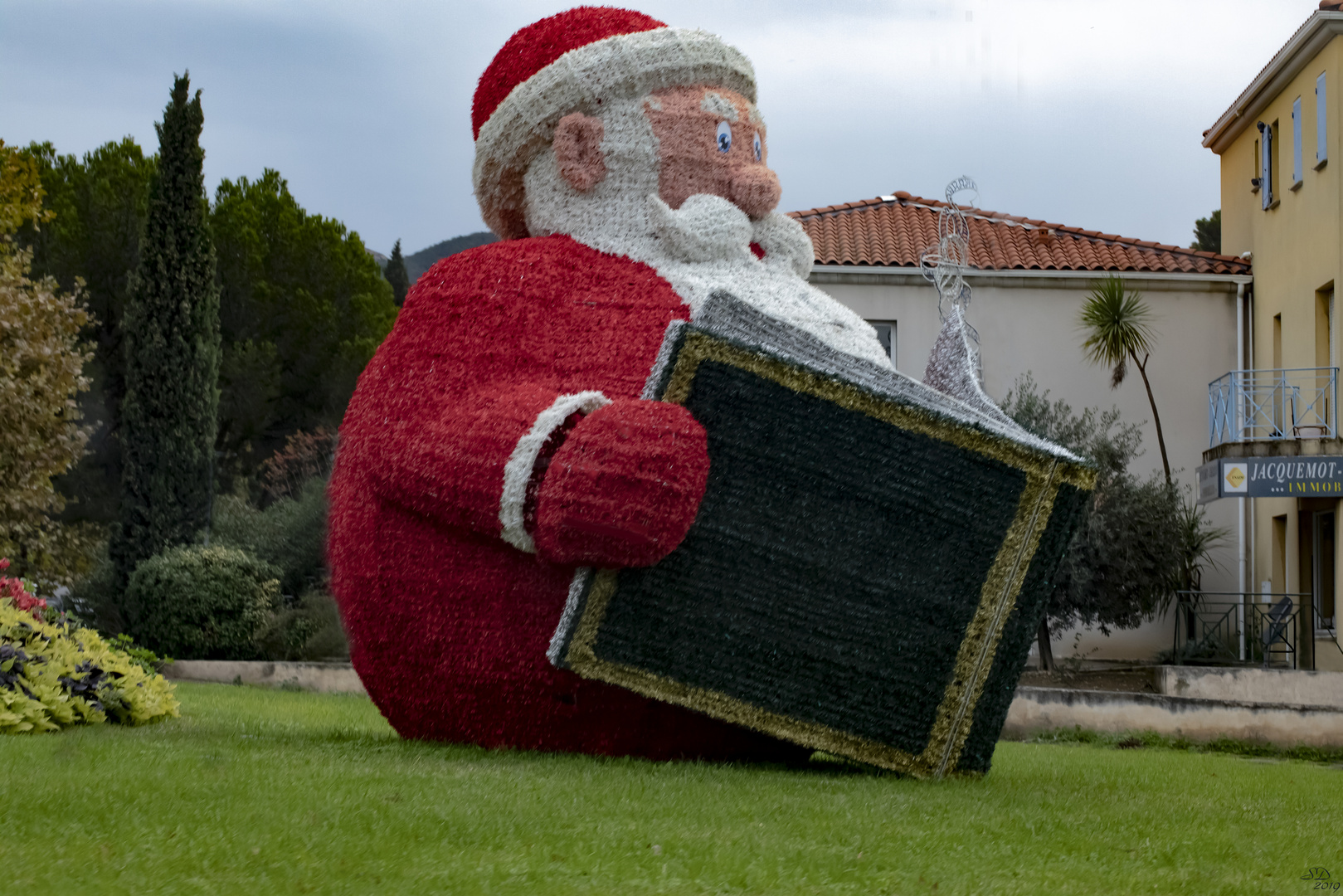 Le Père Noël vérifie les commandes .