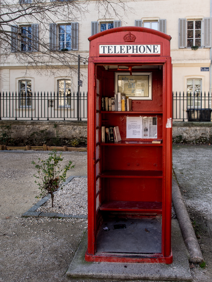 le petit arbre, les livres et le téléphone  