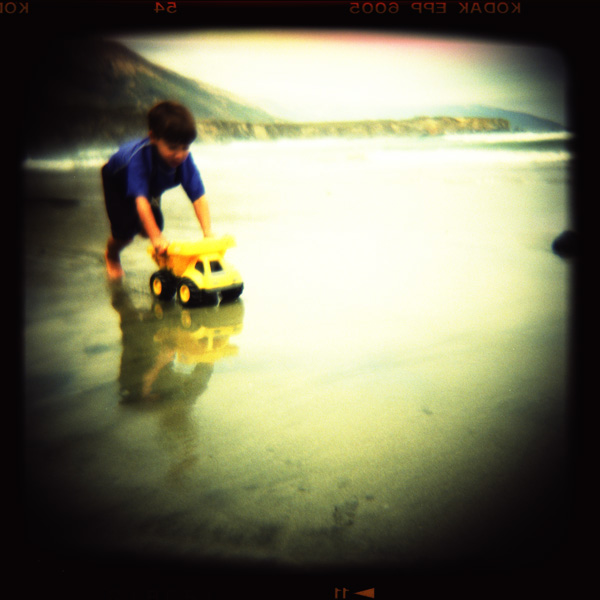 Le petit garçon et son camion jaune