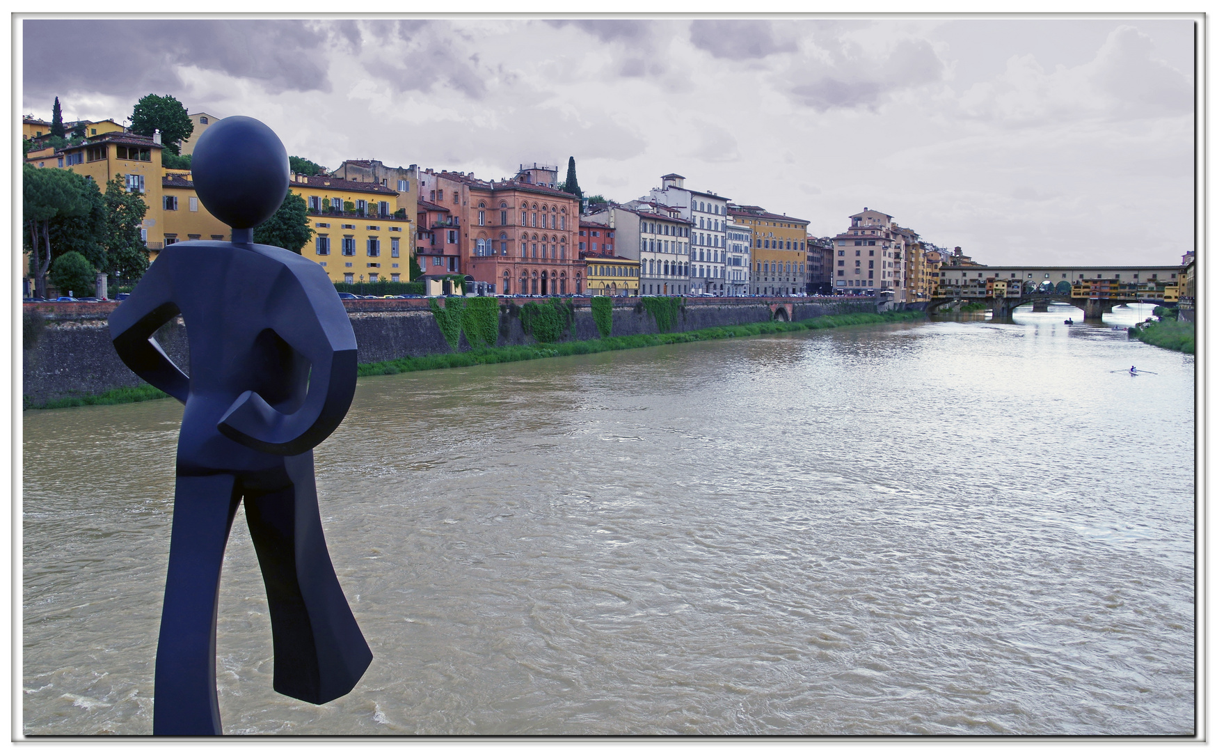 le petit homme bic pour les florentins face à la  rive effondrèe ce matin....