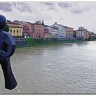 le petit homme bic pour les florentins face à la  rive effondrèe ce matin....