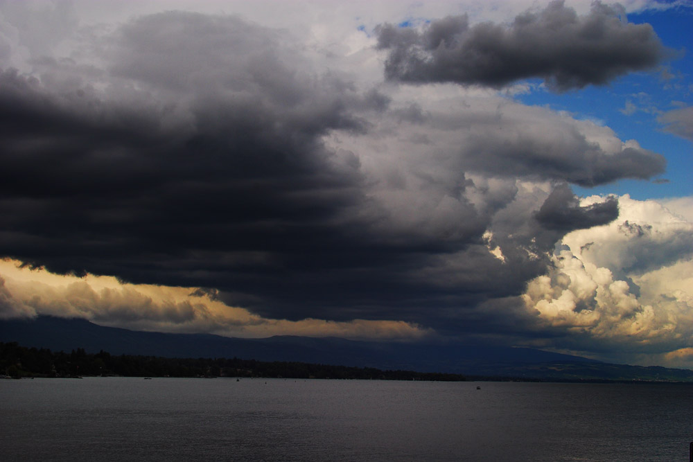 Le petit Lac Léman un jour d'orage, vu depuis les quais de Genève