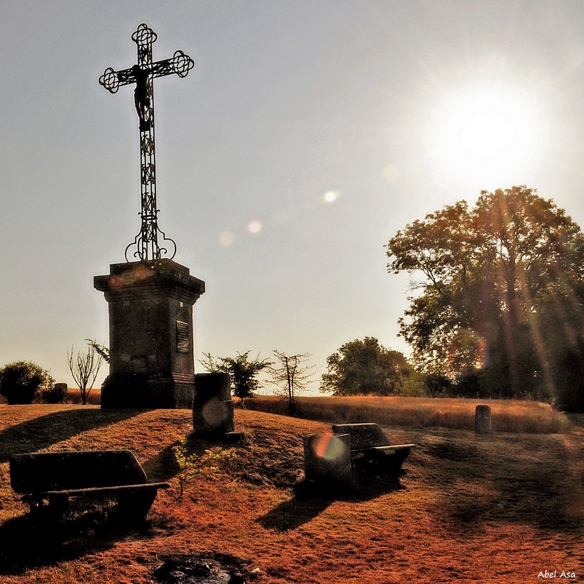 Le petit matin sur le calvaire de Chamouille