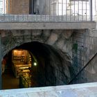 Le petit passage commercial au sous-sol ...Die kleine unterirdische Passage ...